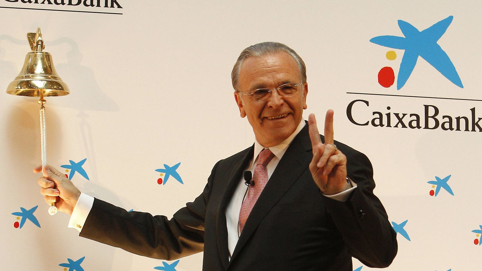 Foto: El presidente de La Caixa, Isidre Fainé, realizó el tradicional toque de campaña en la Bolsa de Madrid marcando el inicio de cotización en la Bolsa española de CaixaBank en 2011. (EFE)