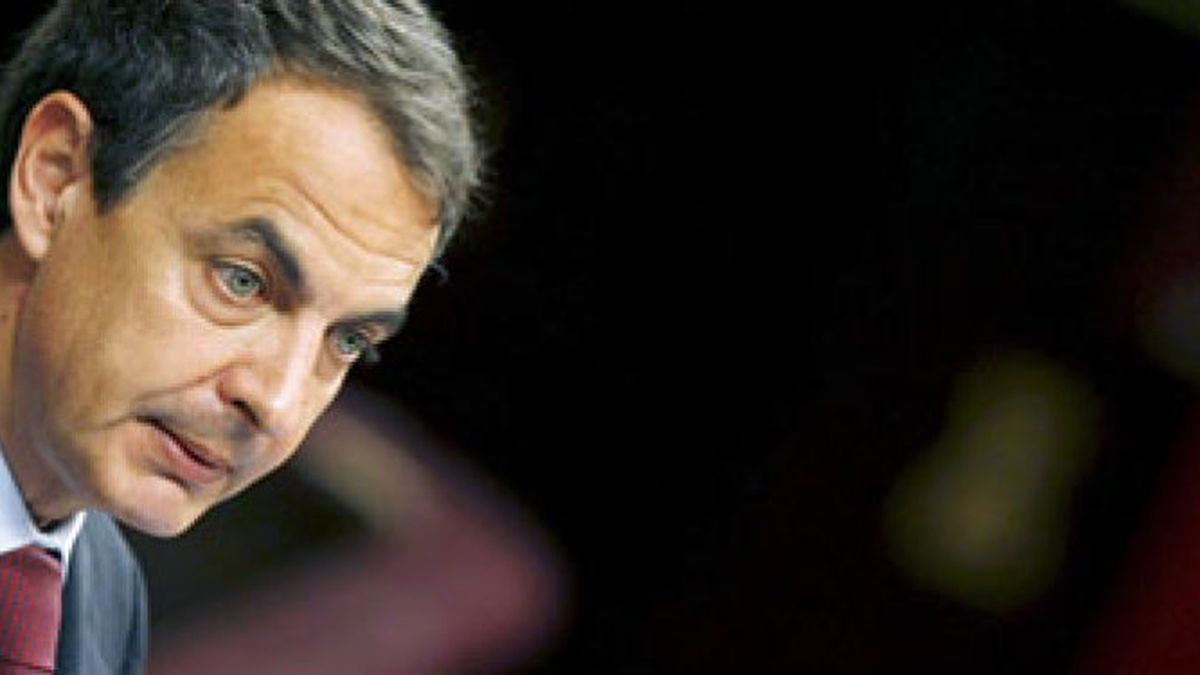 Zapatero pone en el mayor recorte gasto social de la democracia