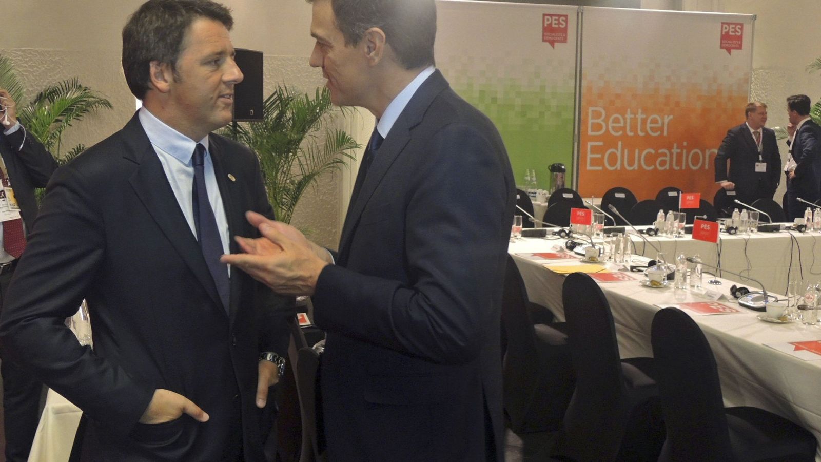 Foto: Pedro Sánchez charla con el primer ministro italiano, Matteo Renzi, este 28 de junio en Bruselas. (EFE)