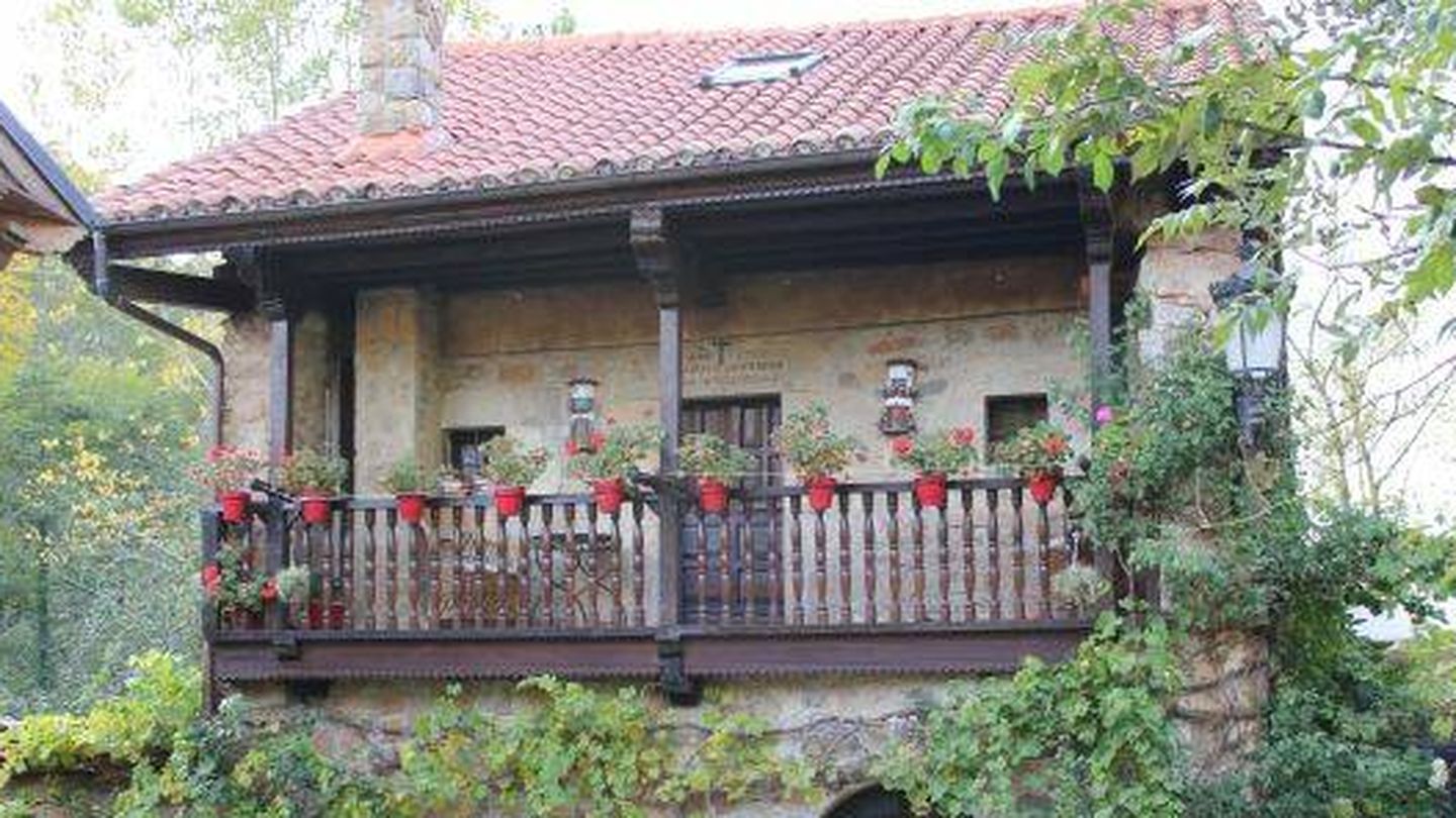 Las casas de piedra son decoradas con geranios. (Turismo de Cantabria)