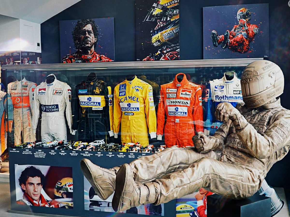 Foto: El rincón especial dedicado a Ayrton Senna. Solo hay tres esculturas de Paul Oz en todo el mundo