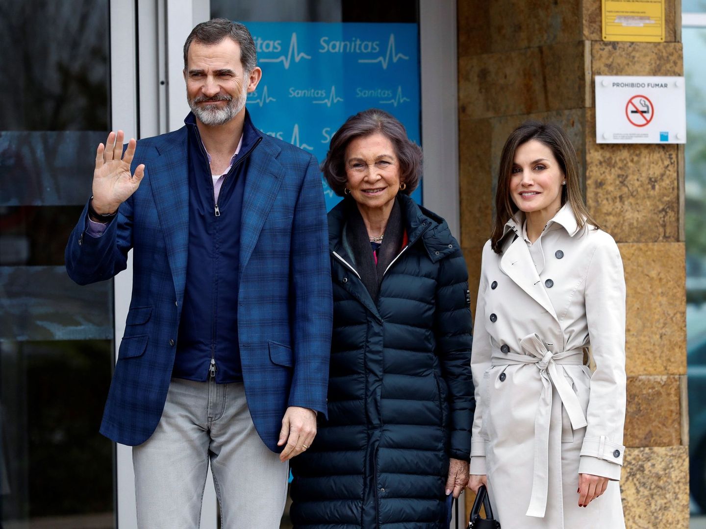 Los Reyes, acompañados de doña Sofía, han llegado al hospital para visitar a Don Juan Carlos. (EFE)