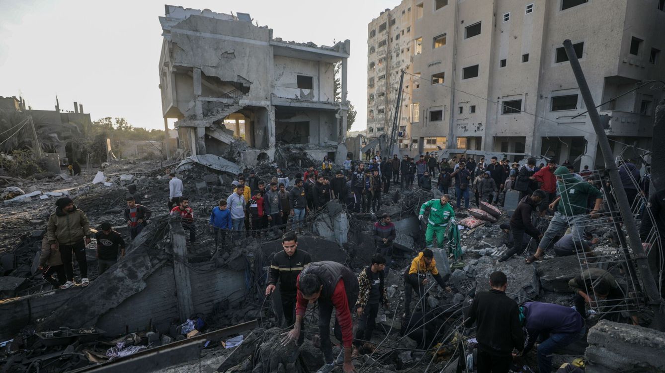 Foto: Palestinos buscan supervivientes entre los escombros tras los ataques aéreos israelíes en el oeste del campo de refugiados de Al Nusairat. (EFE/EPA/Mohammed Saber) 