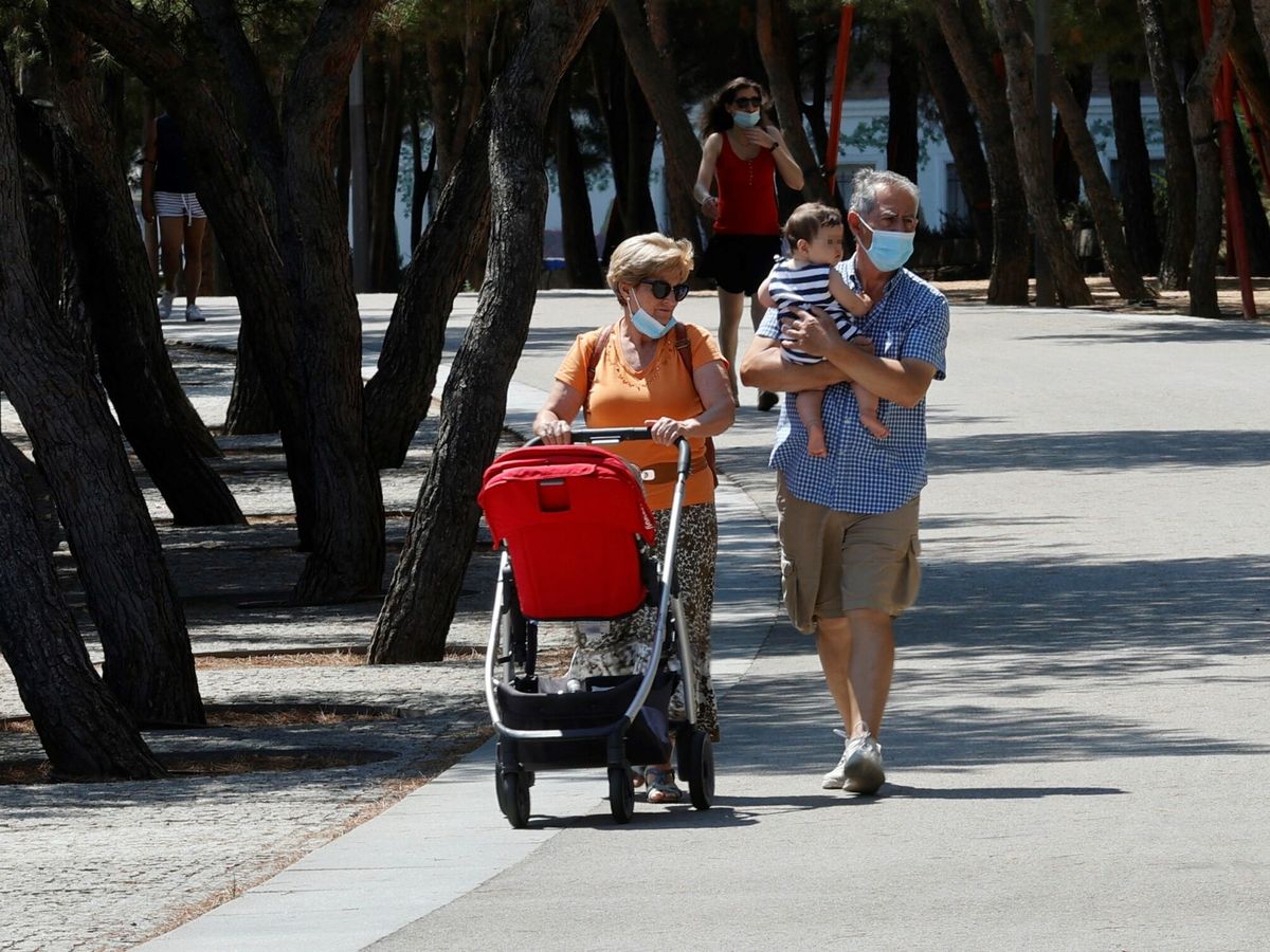 Foto: Dos abuelos pasean con su nieto. (EFE/Zipi)