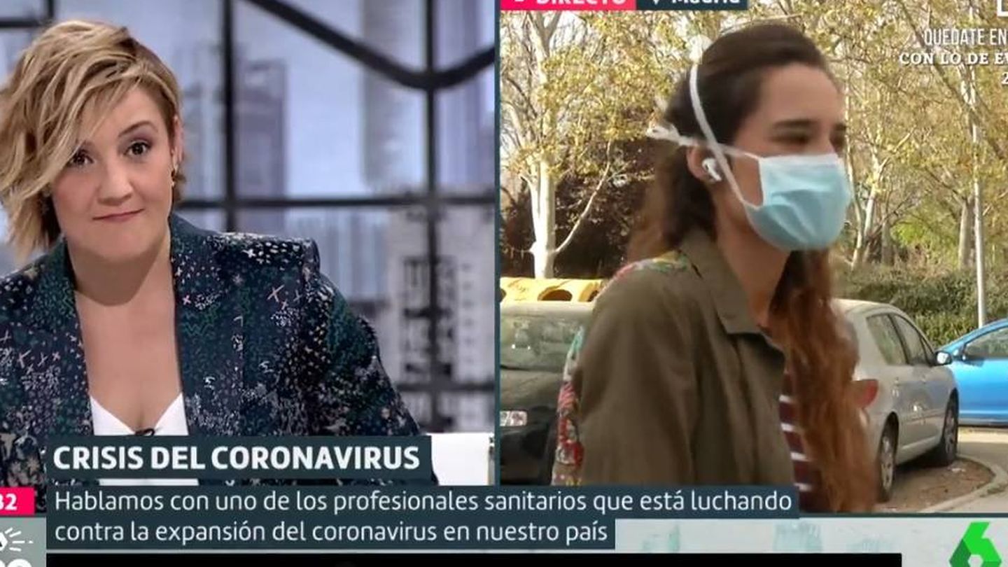 Cristina Pardo hablando con una enfermera. (La Sexta).