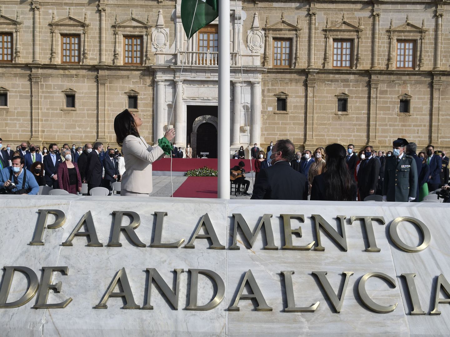 La presidenta del Parlamento, Marta Bosquet iza la bandera de Andalucía. (EFE/Raúl Caro)