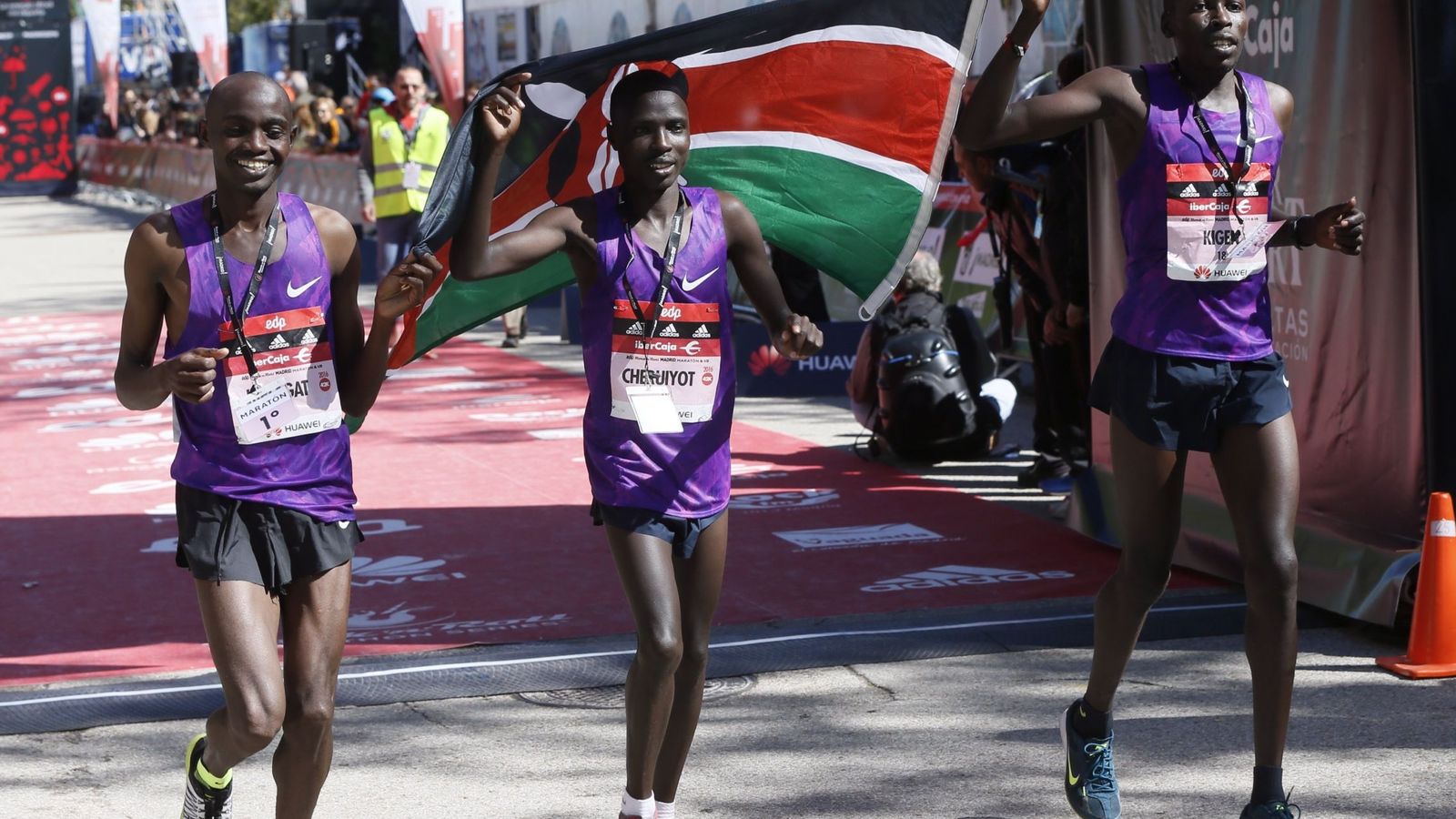 Foto: El ganador de la última maratón de Madrid, el keniano Peter Kiplaga, en la meta de la carrera en el Retiro. (EFE)