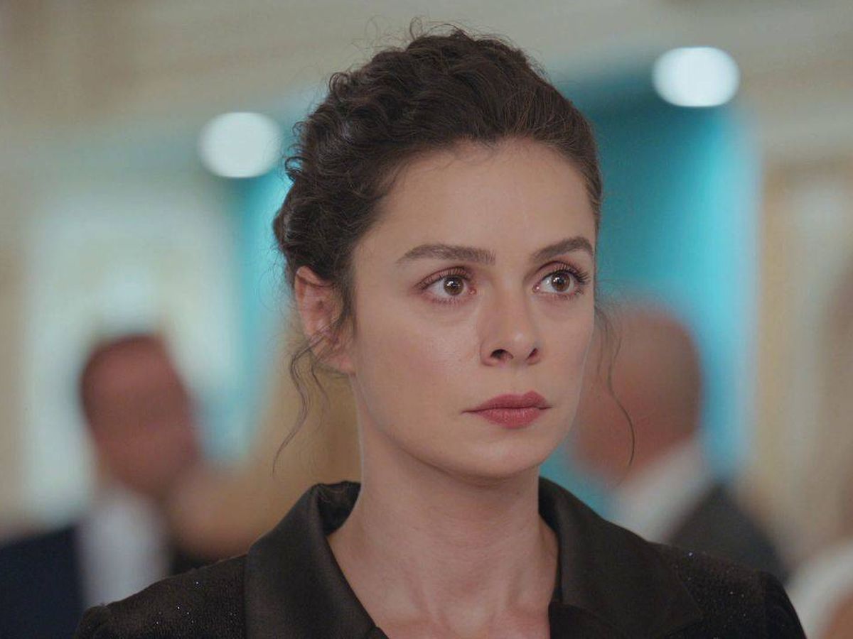 Foto: La actriz Özge Özpirinçci como Bahar Çesmeli en 'Mujer'. (Atresmedia)