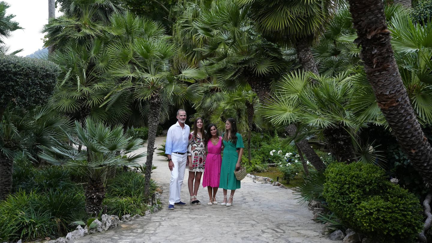 La familia real, posando en los jardines de Alfabia. (Limited Pictures)