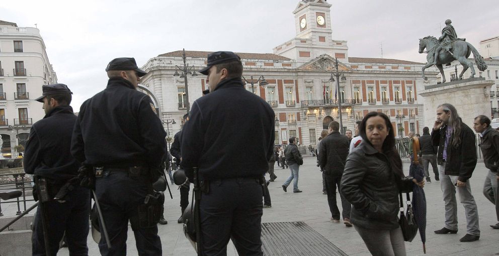 La policia vigila la Puerta del Sol. (Efe)