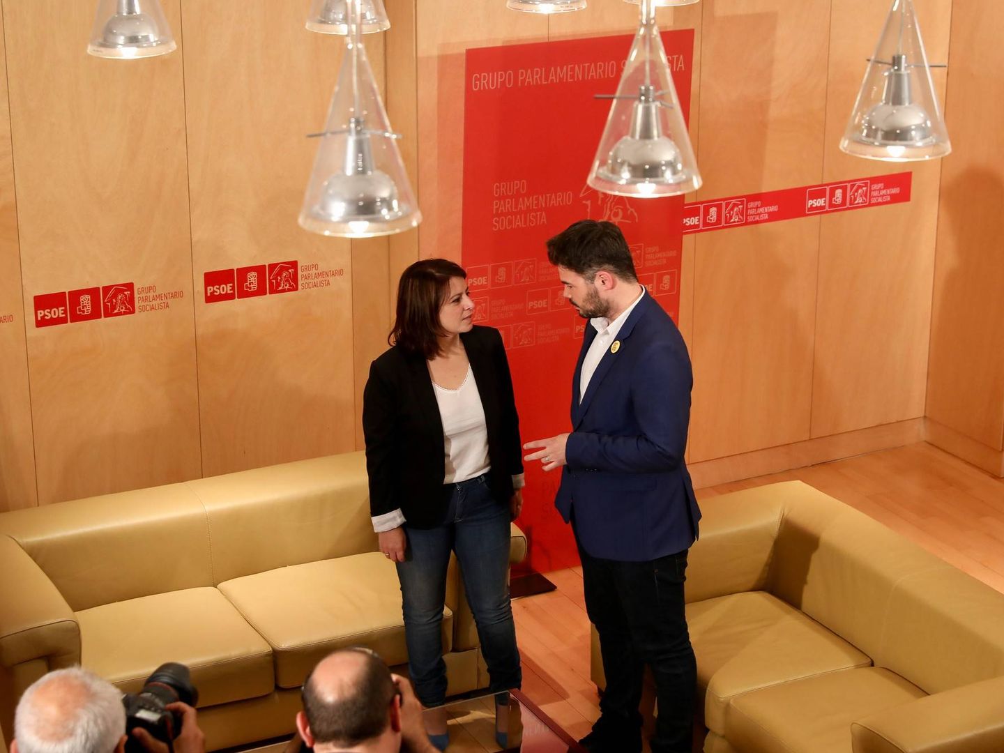La vicesecretaria general del PSOE, Adriana Lastra, con Gabriel Rufián, portavoz de ERC, en la sala Martínez Noval del Congreso de los Diputados, el pasado 13 de junio de 2019. (Inma Mesa | PSOE)