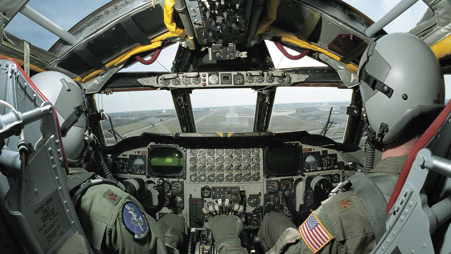 La cabina analógica del B-52 (USAF)