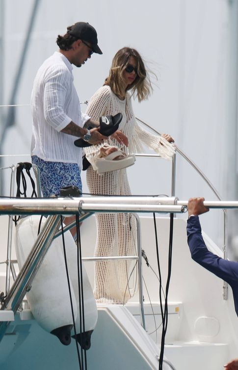 Carlo Costanzia y Alejandra Rubio se refugian en un catamarán en Ibiza. (Gtres)