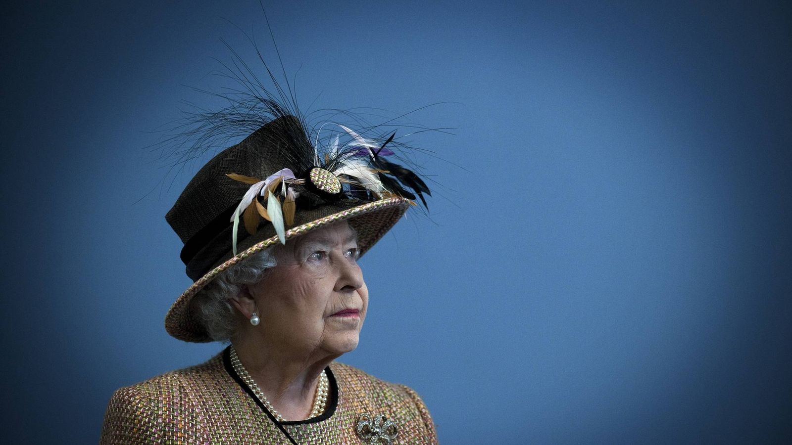 Foto: La reina Isabel II, en el interior del King's College, en Londres. (Reuters) 