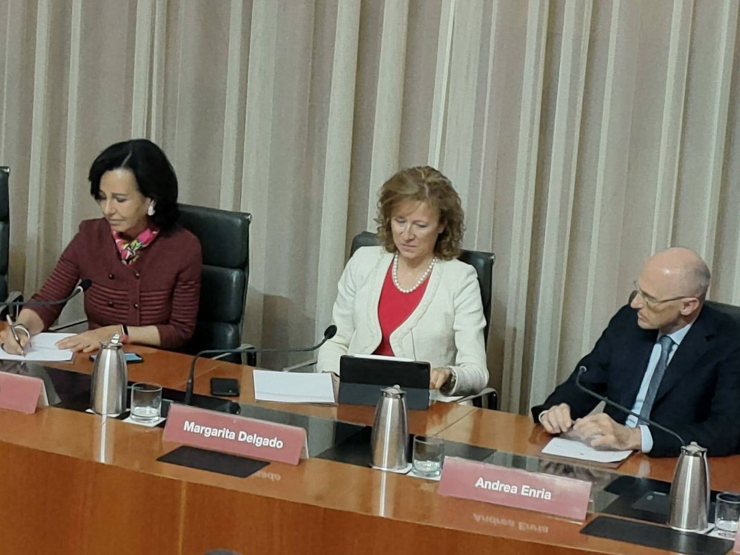 Ana Botín (i), presidenta del Santander, Margarita Delgado (c), subgobernadora del Banco de España, y Andrea Enria (d), presidente del supervisor europeo MUS. (EC)