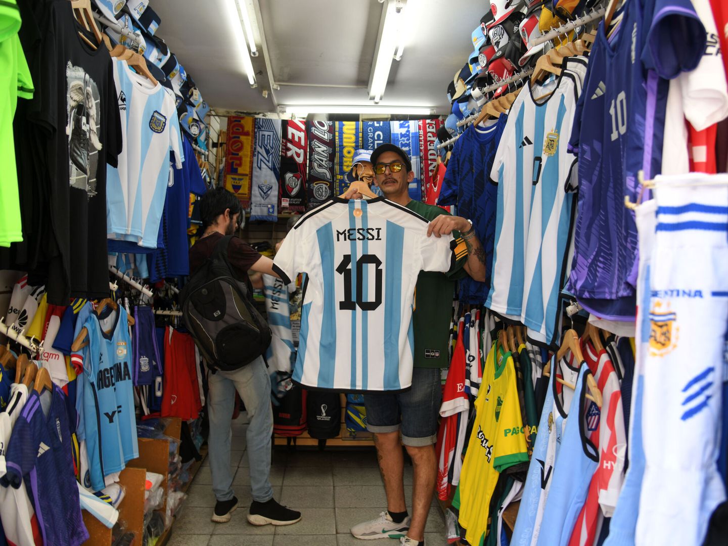 Camisetas de la selección de Argentina en una tienda. (EFE/ Enrique García Medina)