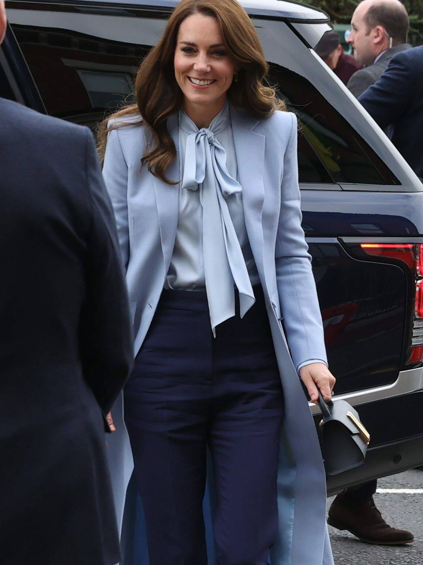 Kate Middleton, con blusa de estreno en celeste a juego con el abrigo. (CP)