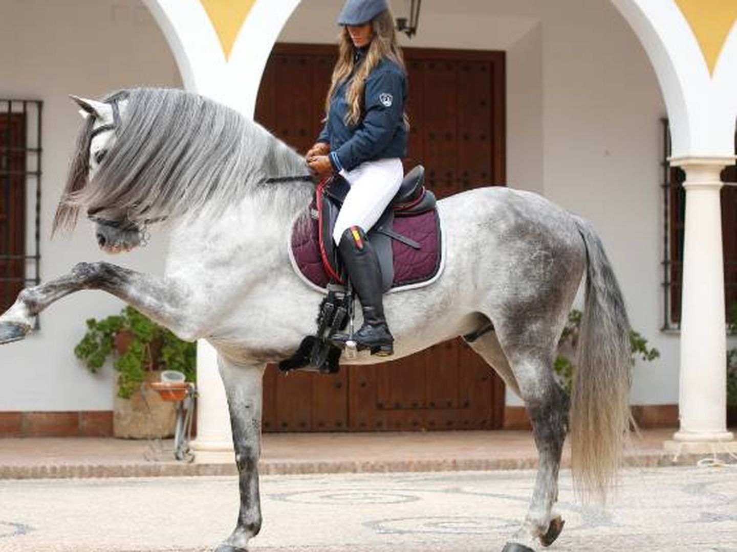 Marta González con un caballo español.