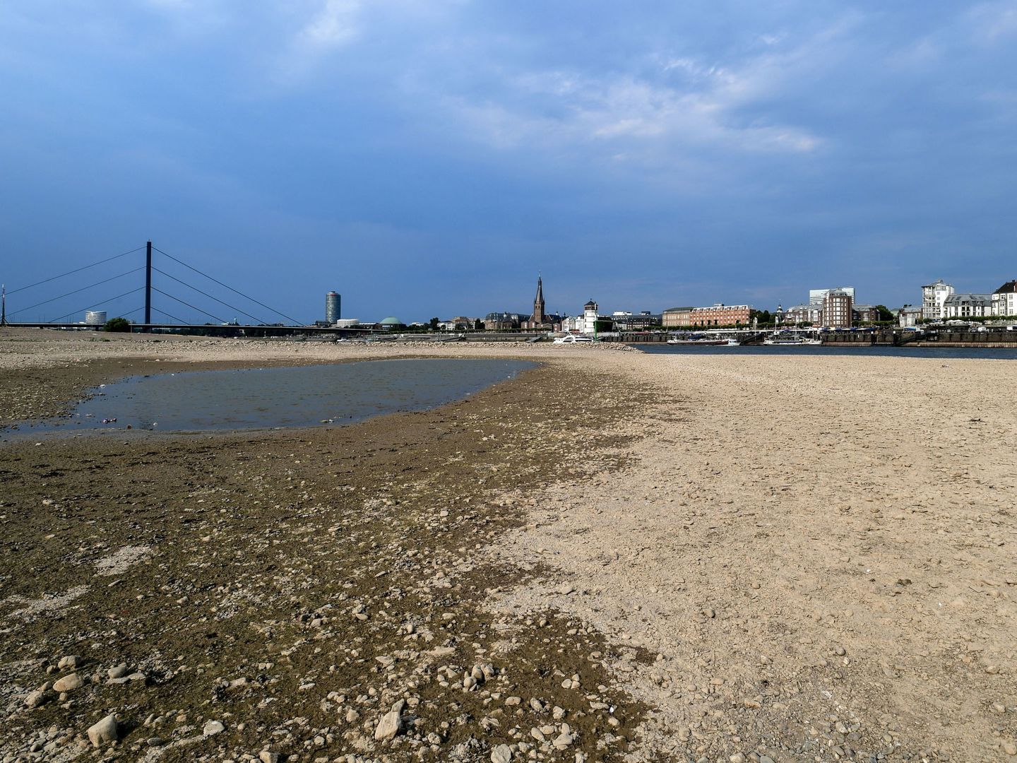 El famoso río Rin a su paso por Dusseldorf, Alemania. (EFE)