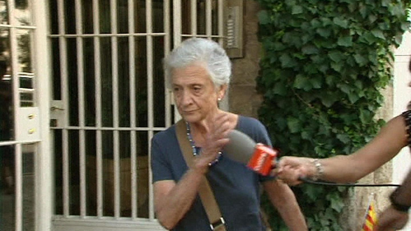 Marta Ferrusola sale de su casa rodeada de periodistas. (EFE)