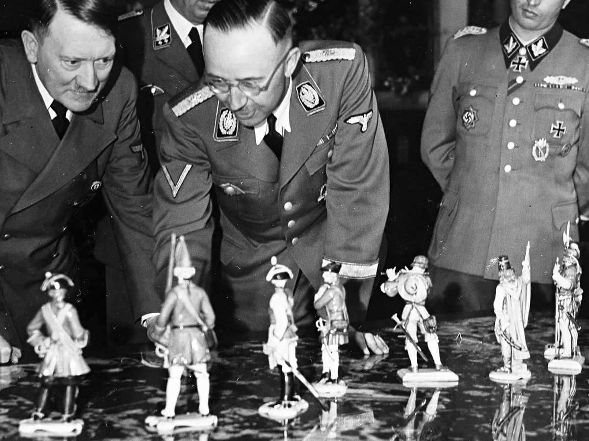 Foto: Hitler y Himmler observan unas figuras de porcelana de Allach en abril 1944. 