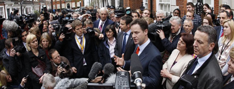 Foto: Brown intenta seducir a Clegg, pero el liberal ofrece su apoyo a Cameron