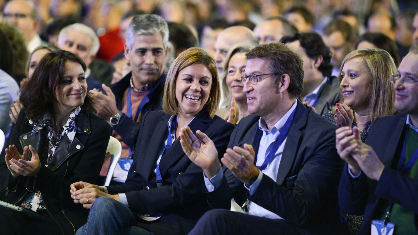 El presidente de la Xunta y líder del PP gallego, Alberto Núñez Feijóo, junto a María Dolores de Cospedal y Andrea Levy durante el XVI Congreso Autonómico de 2016. (EFE)