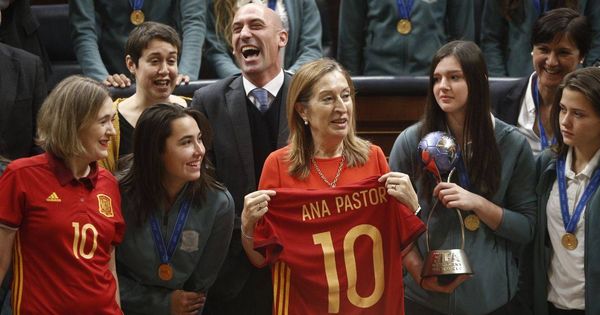 Foto: Luis Rubiales, durante un acto de fútbol femenino con la presidenta del Congreso, Ana Pastor. (EFE)