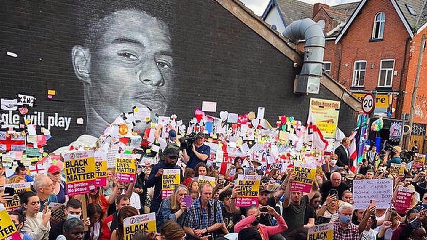 Manifestantes de Stand up to Racism frente al mural del delantero del Manchester United Marcus Rashford en Withington, Manchester. (Dunk vía Flickr CC BY 2.0)