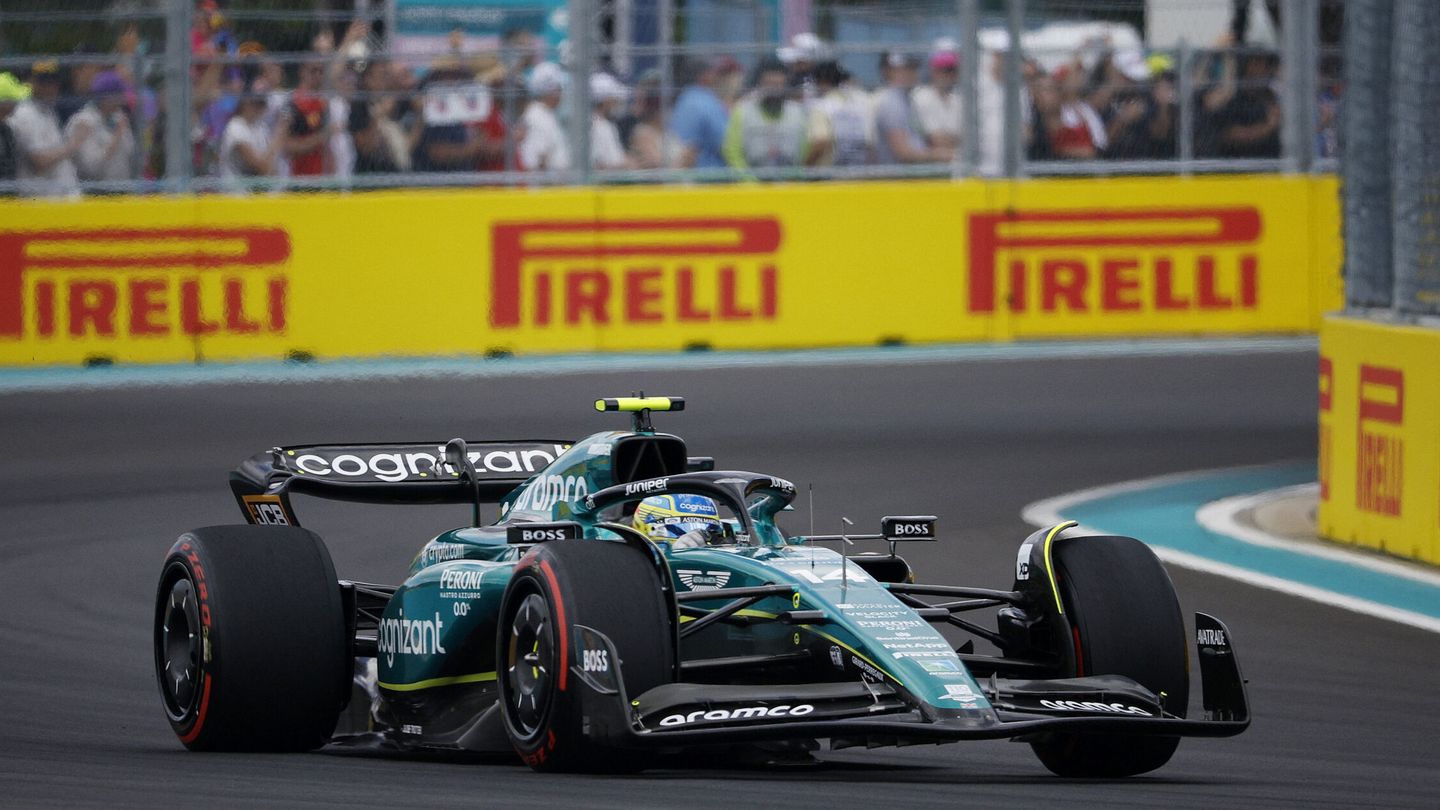 Alonso, durante la carrera. (Reuters/Marco Bello)