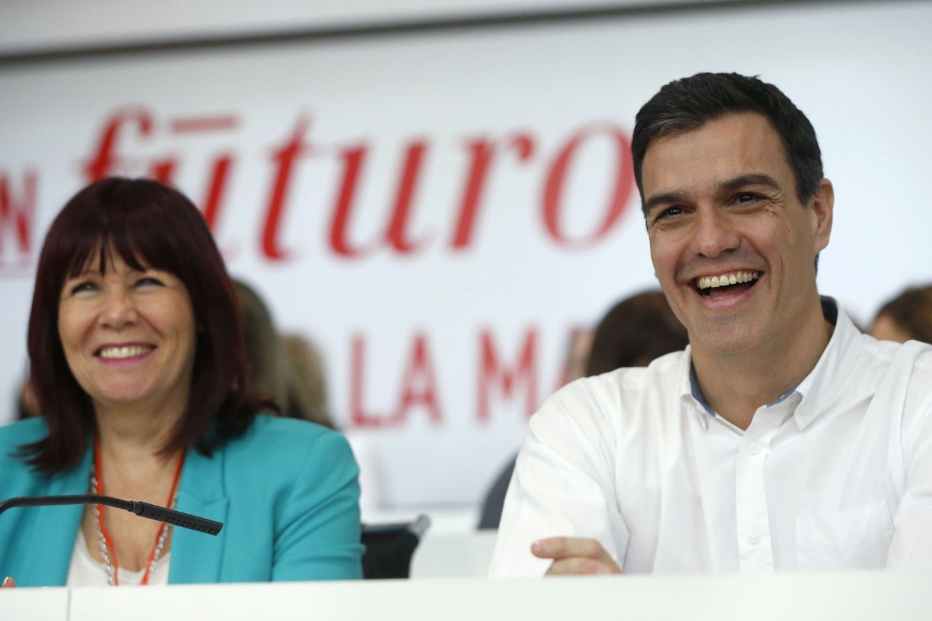Pedro Sánchez, y la presidenta del PSOE, Micaela Navarro, durante la reunión del Comité Federal. (EFE)