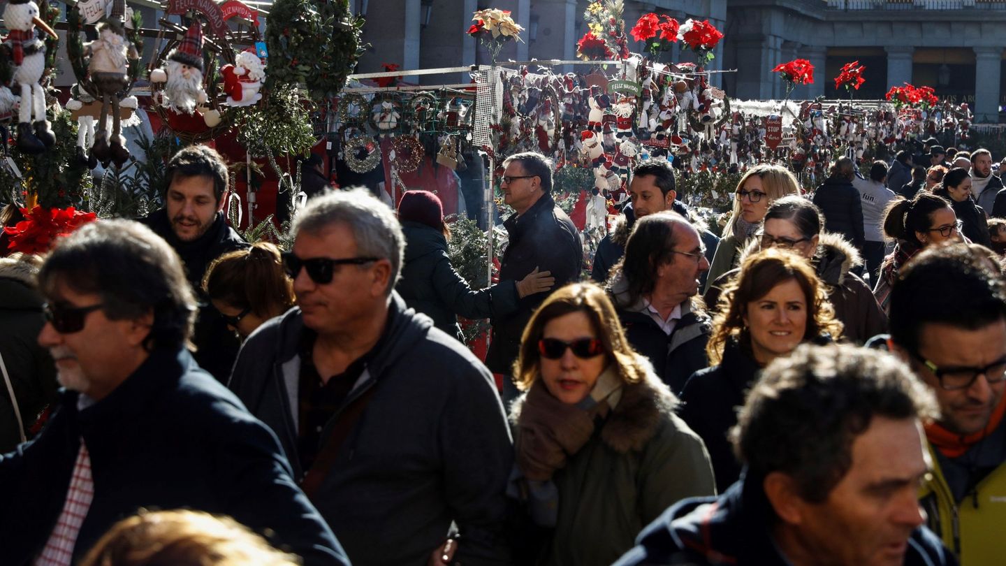 Un gran número de visitantes recorre el mercado de Navidad de la Plaza Mayor de Madrid en este puente.