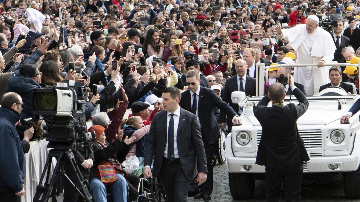 El papa Francisco saluda a los fieles en la plaza de San Pedro del Vaticano. (EFE)