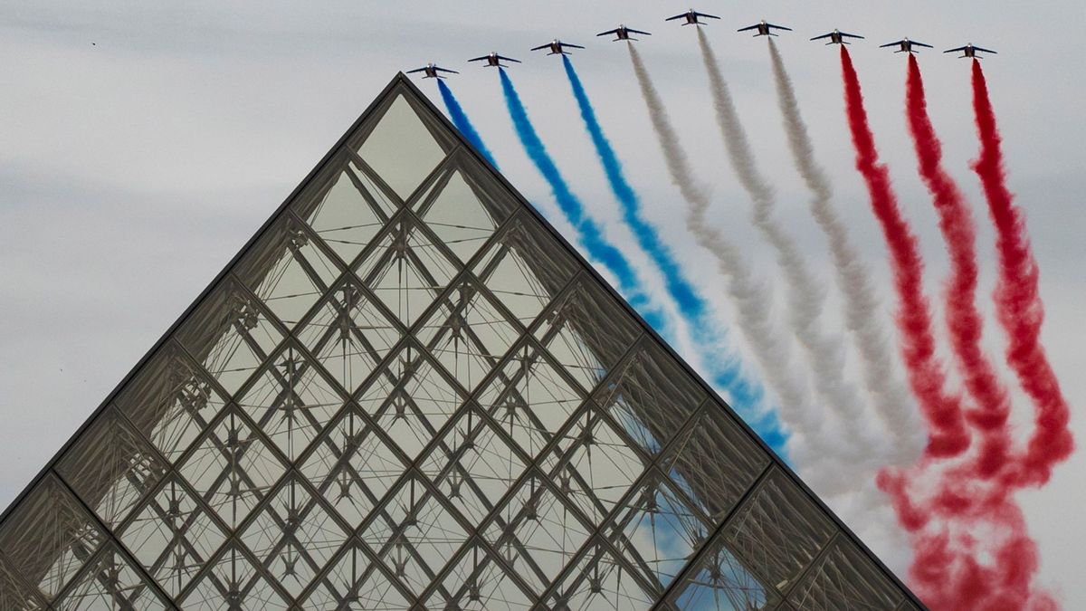 No ha explotado una bomba en París: así ha roto la barrera del sonido un avión militar