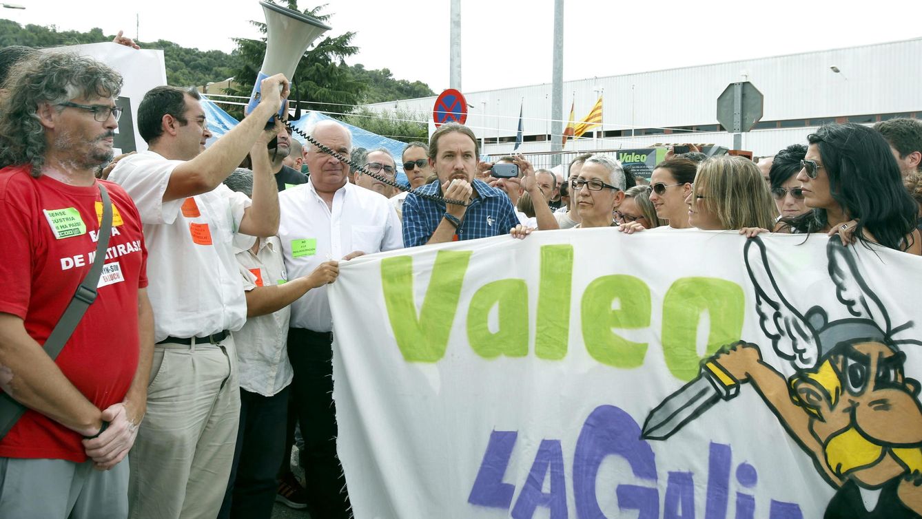 Pablo Iglesias, junto a algunos trabajadores de la planta de Valeo en Martorelles, Barcelona. (EFE)