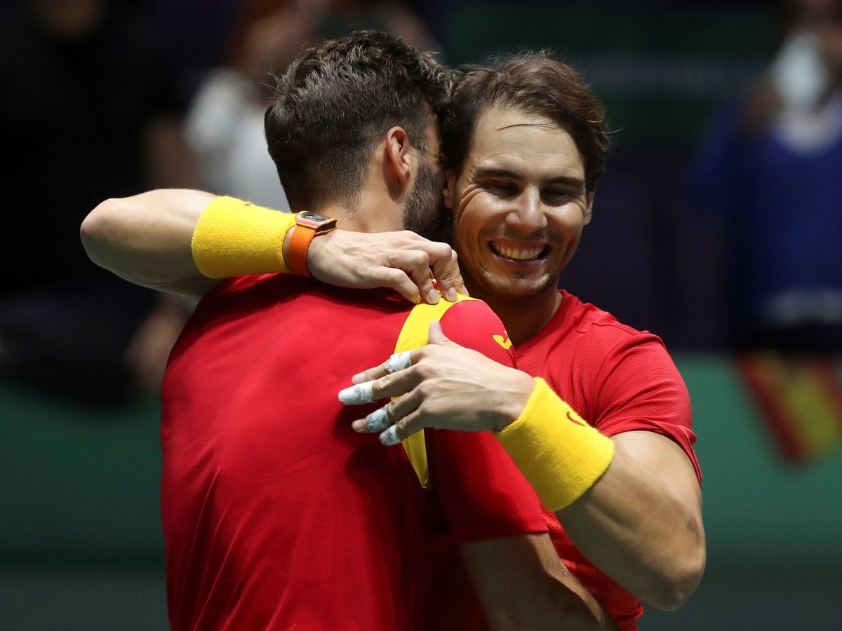 Foto: Rafa Nadal abraza a Marcel Granollers tras la victoria en el dobles. (EFE)