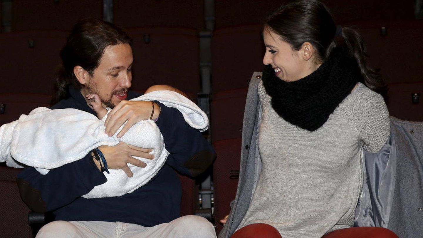Pablo Iglesias e Irene Montero con el bebé de Carolina Bescansa. (Gtres)