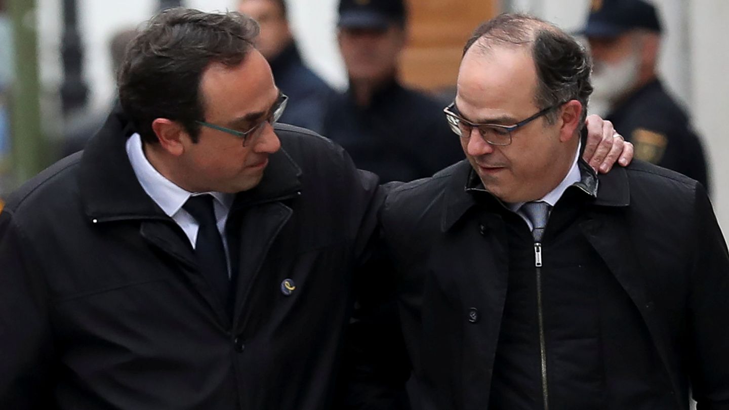 Josep Rull y Jordi Turull, antes de entrar en prisión. (Reuters) 
