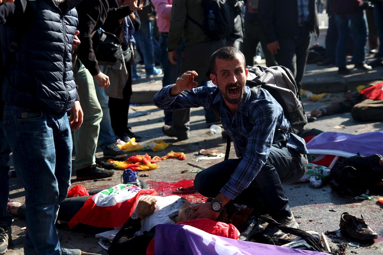 Un hombre pide ayuda tras el atentado contra una manifestación pacifista en Ankara. (Reuters)