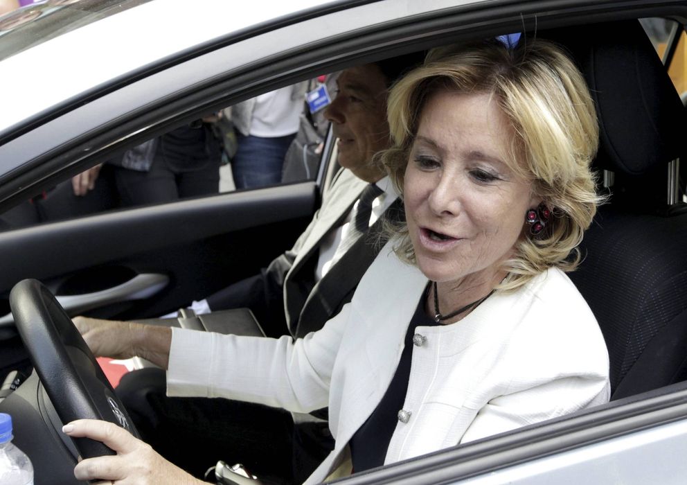 Foto: Esperanza Aguirre conduciendo su coche en Madrid (Efe)