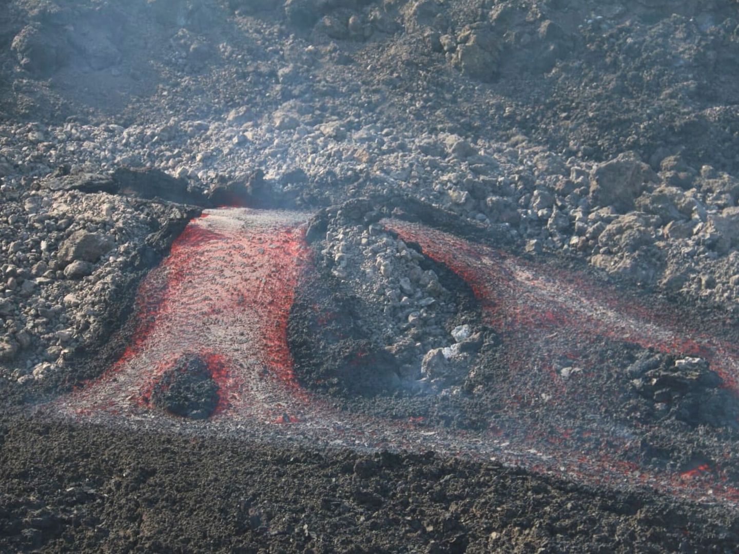 Las coladas de lava han modificado el paisaje para siempre. (EFE)