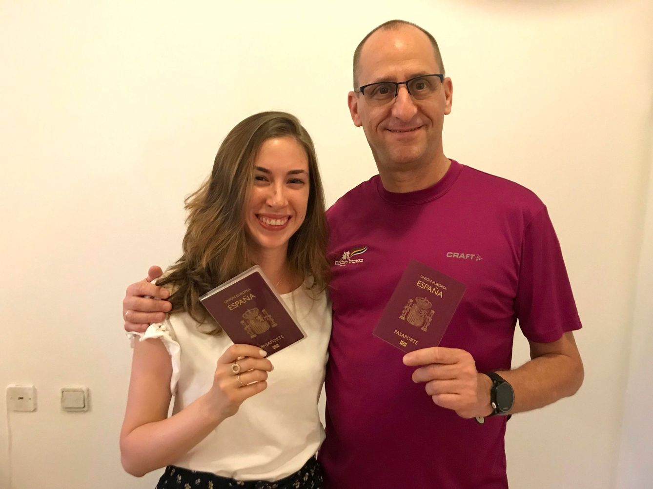 David Sarnow, mexicano, israelí y ahora español, junto a su hija Noa, ambos con pasaporte por vía sefardí. (EFE)