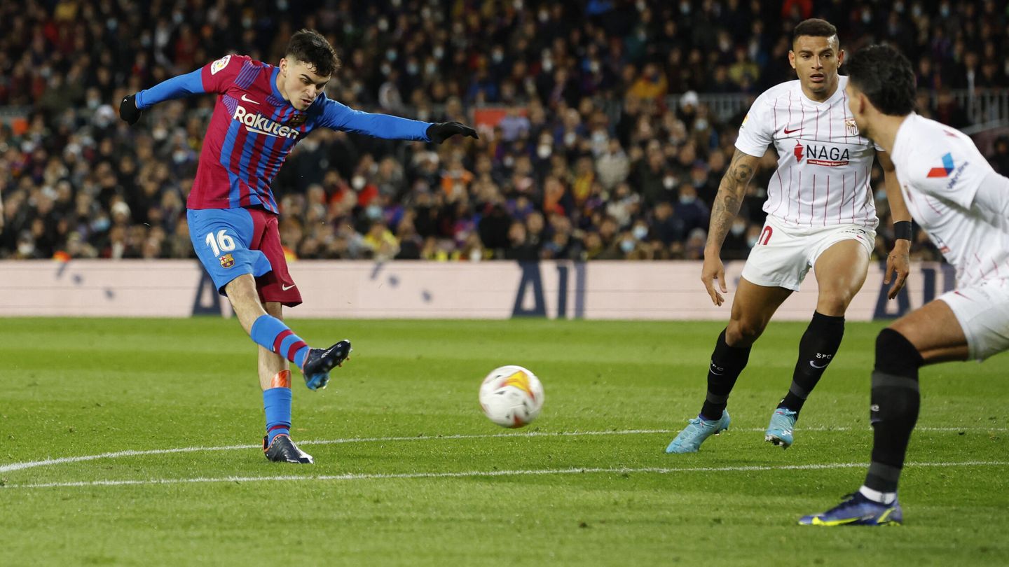 Pedri, en la jugada del gol. (Reuters/Albert Gea)