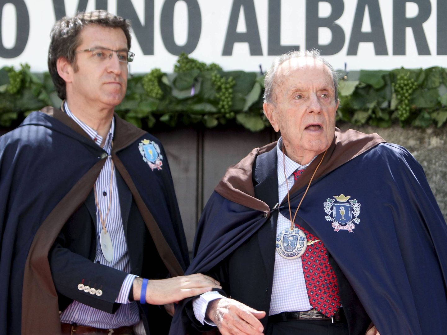 Alberto Núñez Feijóo, junto a Manuel Fraga, durante la Festa do Albariño, en su primer año de mandato. (EFE)