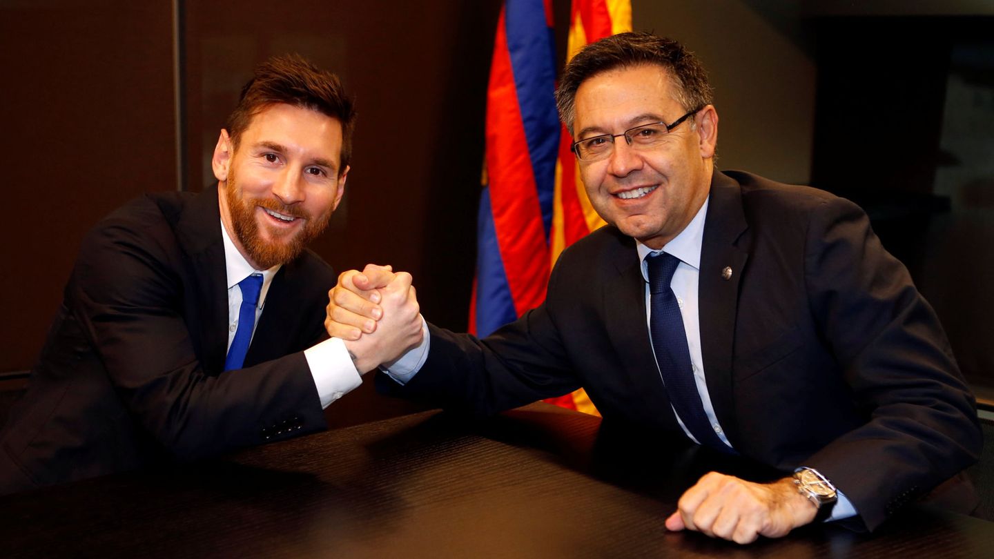 Messi y Bartomeu, en su última renovación con el Barça. (Reuters)