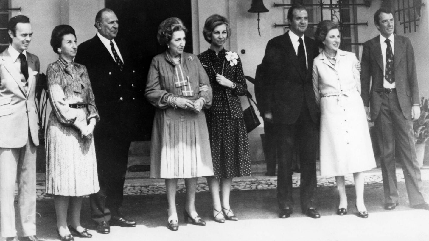 Los Reyes, junto a los padres, las hermanas de don Juan Carlos y sus maridos. (Cordon Press)