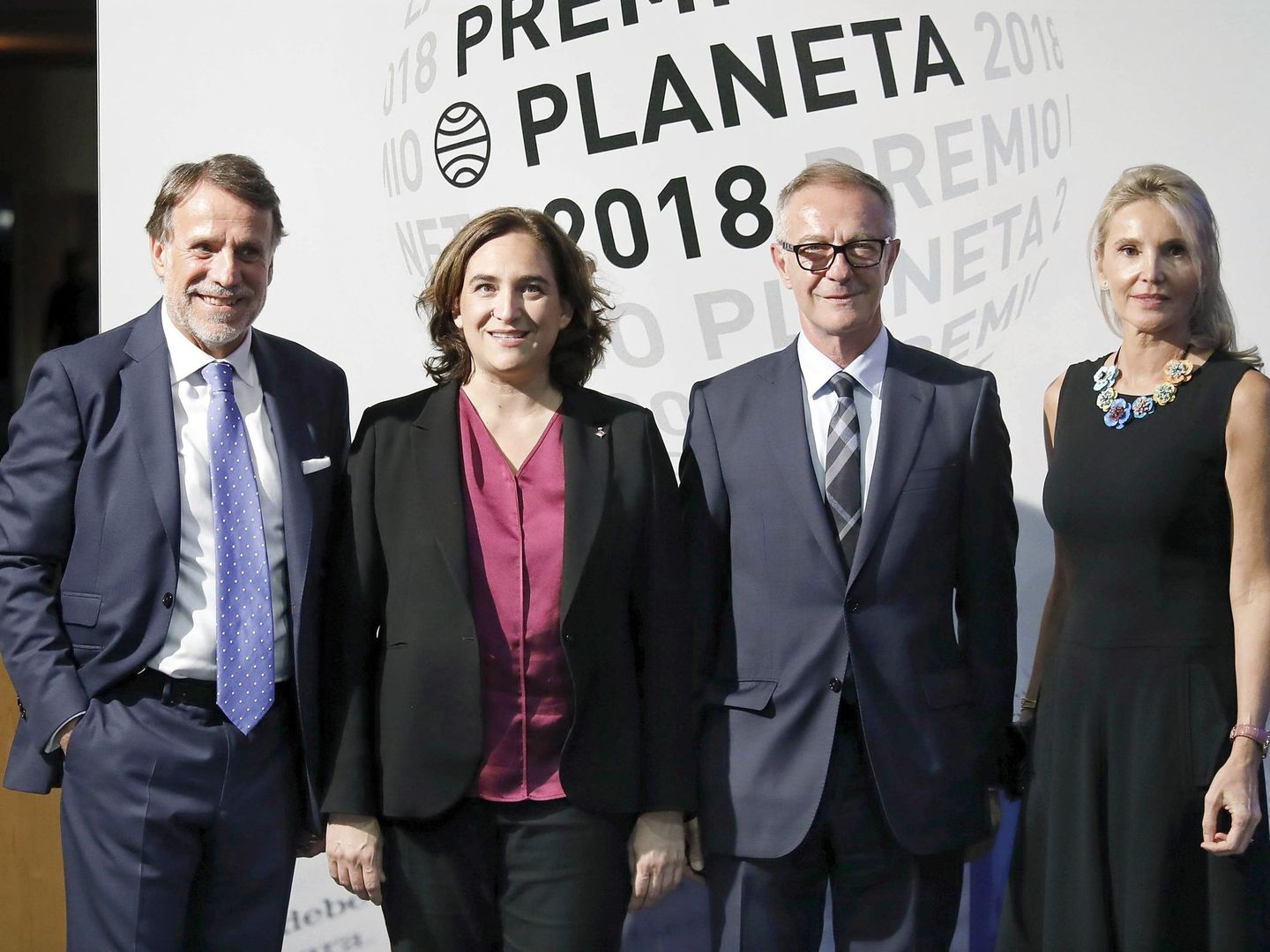 El ministro de Cultura, José Guirao (d), junto a la alcaldesa de Barcelona, Ada Colau; el presidente de la editorial Planeta (i), José Creuheras, y su esposa, Columna Martí (d), en la gala del Premio Planeta. (EFE)