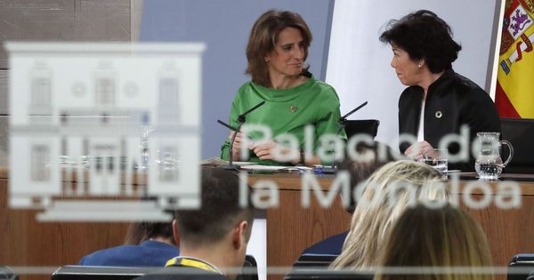Foto: La portavoz del Ejecutivo, Isabel Celaá, con la ministra para la Transición Ecológica, Teresa Ribera, este 22 de febrero en la Moncloa. (EFE)