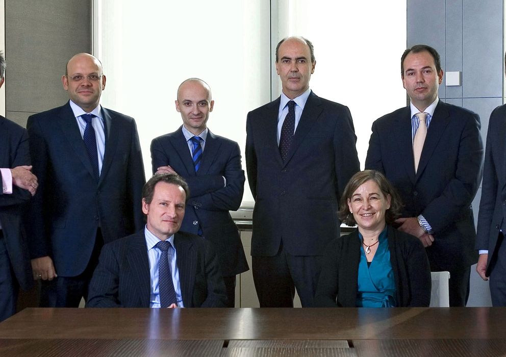 Foto:  Belén Romana y Walter de Luna, sentados delante del resto de ejecutivos de la Sareb. (EFE)