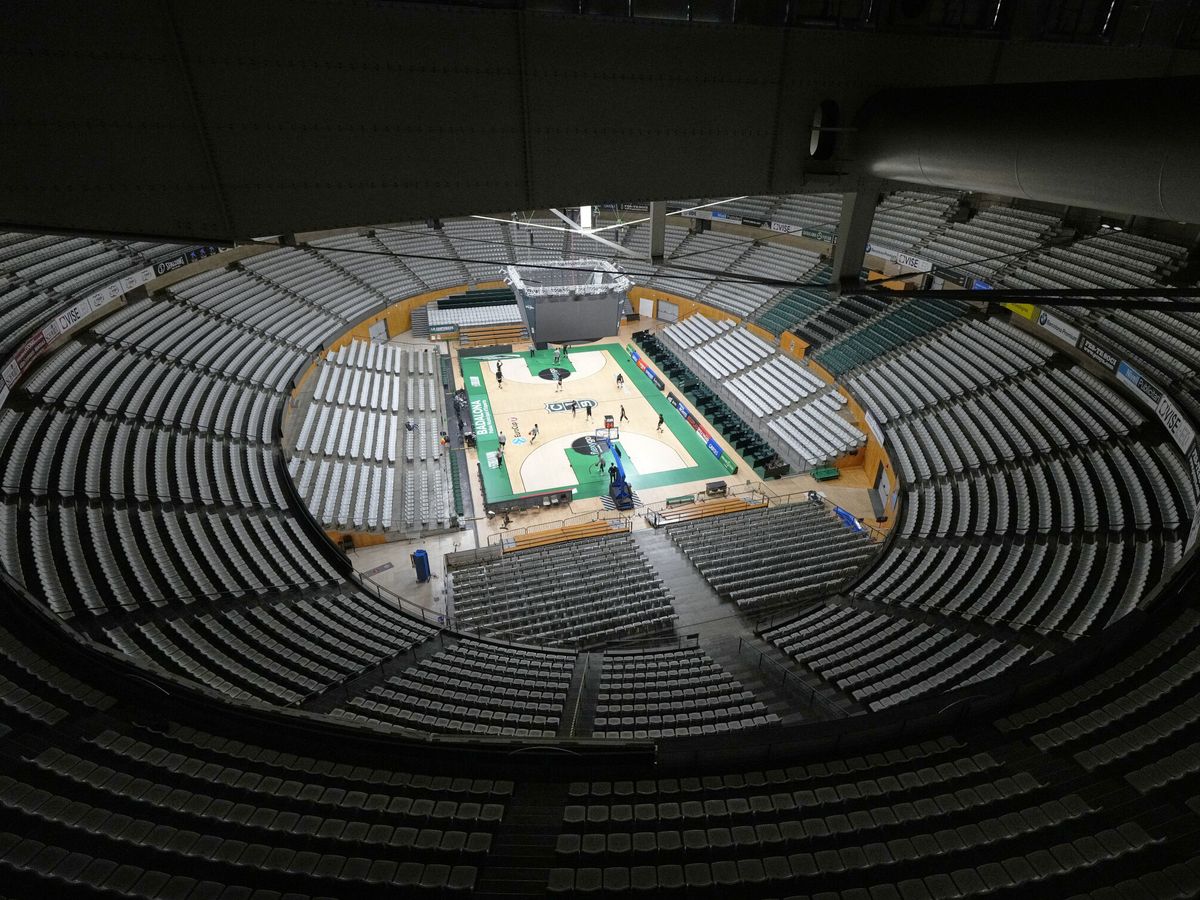 Foto: Palau Municipal d'Esports de Badalona donde se disputará la Copa del Rey de baloncesto 2023. (EFE/Alejandro García).